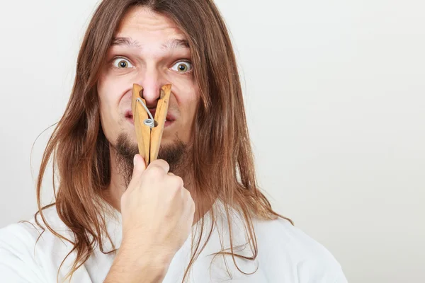 Man met wasknijper op neus — Stockfoto