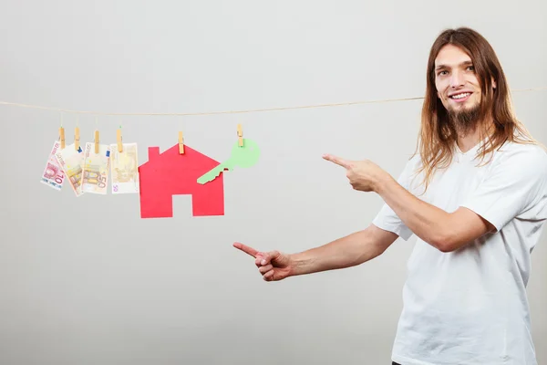 Homem vendedor com dinheiro e casa — Fotografia de Stock