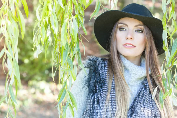 Vrouw te wachten voor iemand in het park — Stockfoto