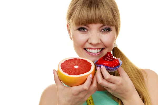 Mulher escolhendo frutas ou bolo fazer escolha dietética — Fotografia de Stock