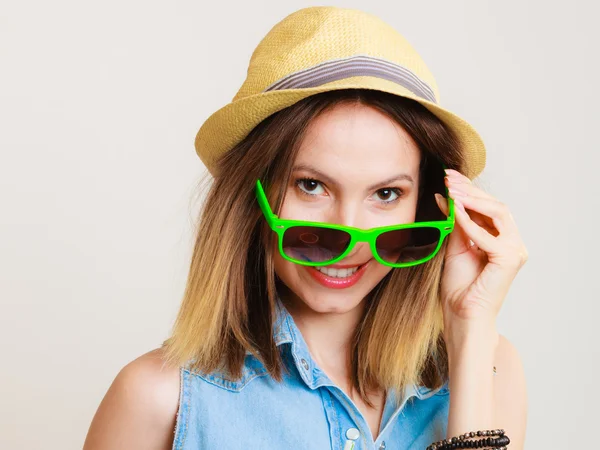 Chica feliz en ropa de verano, mujer sonriente turista . —  Fotos de Stock