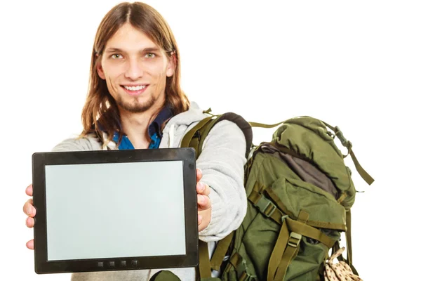 Backpacker med tablett. Tomma skärmen copyspace. — Stockfoto