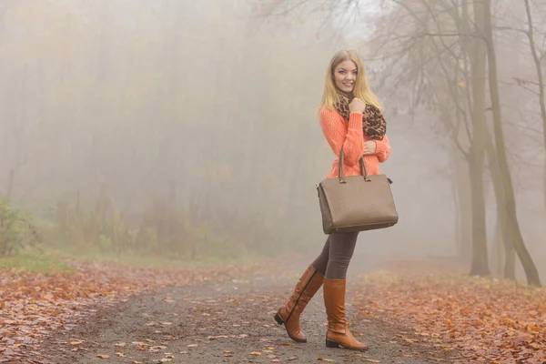 Donna a piedi nel nebbioso parco autunnale — Foto Stock