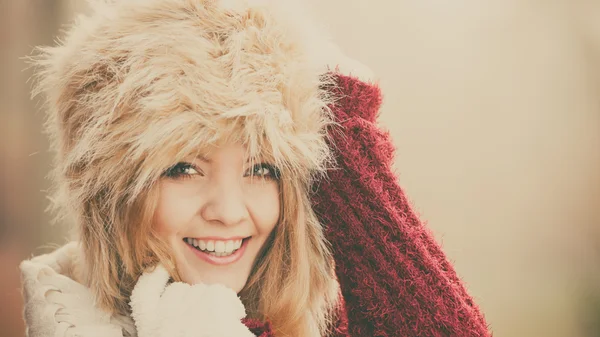 Sonriente mujer de moda — Foto de Stock