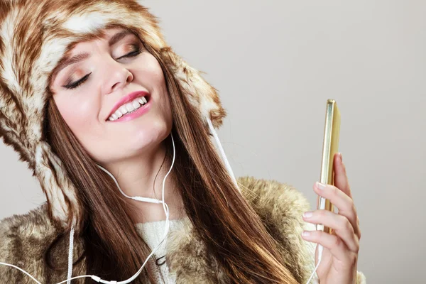 Chica de invierno escuchando música — Foto de Stock