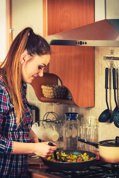 Woman in kitchen cooking  vegetables. — Stock Photo, Image