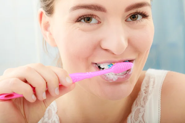 Женщина чистит зубы. — стоковое фото