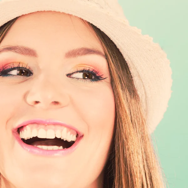 Menina em chapéu de palha sorrindo — Fotografia de Stock