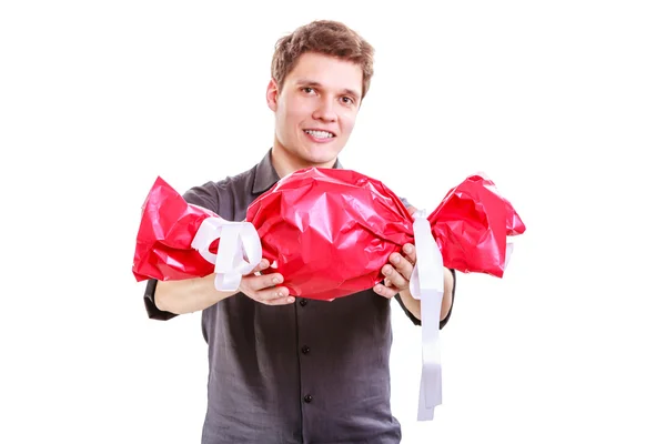 Homem com grandes doces vermelhos . — Fotografia de Stock