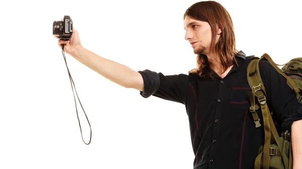 Uomo turista zaino in spalla scattare foto con macchina fotografica. — Foto Stock