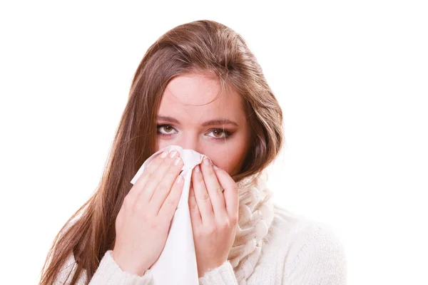 Женщина с лихорадкой чихает в ткани — стоковое фото