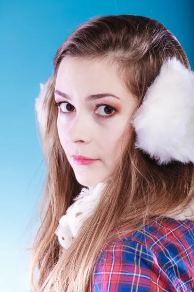 Meisje dragen pluizige witte oorkappen — Stockfoto