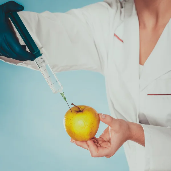 Wissenschaftler Arzt Injektion von Apfel. gm Essen. — Stockfoto