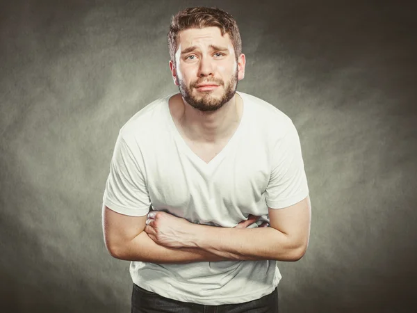 Homem que sofre de dor de estômago dor abdominal . — Fotografia de Stock