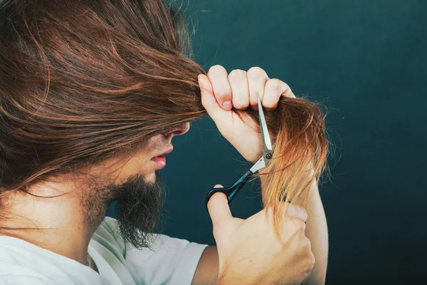 Man die zijn haar knippen. — Stockfoto