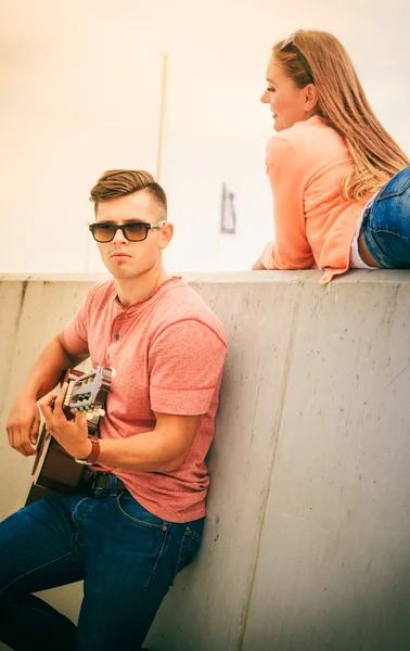 Casal feliz com guitarra ao ar livre — Fotografia de Stock