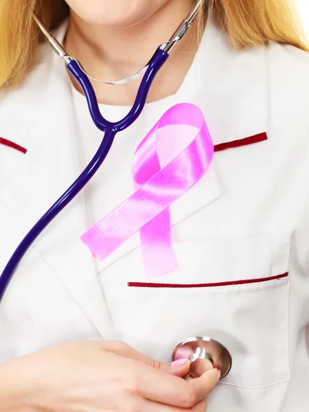 Médico con el símbolo de las ayudas de cinta de cáncer rosa en el pecho — Foto de Stock