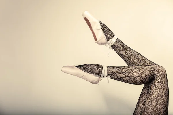 Feminino pernas dançarina em sapatos de balé — Fotografia de Stock