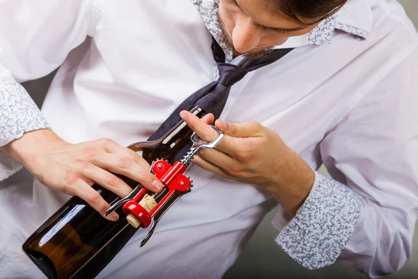 Botella de apertura Somellier con sacacorchos . — Foto de Stock