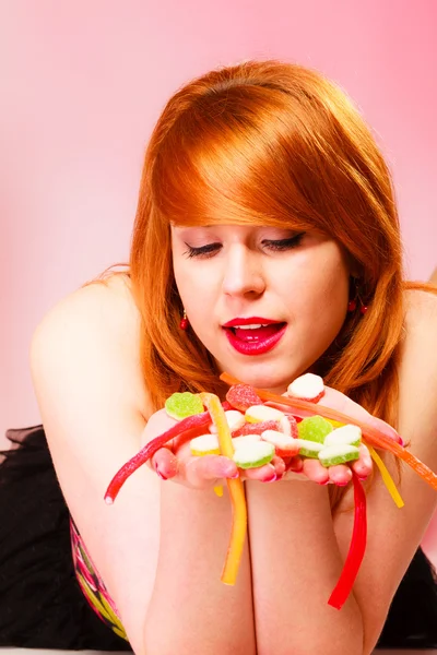 Multi kolorowe galaretki słodycze w ręce kobiety. — Zdjęcie stockowe