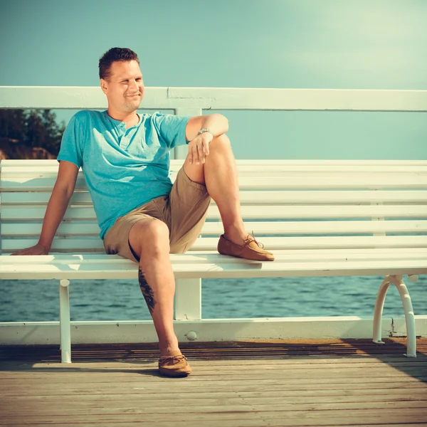 Un turista guapo en el muelle. Moda verano. —  Fotos de Stock