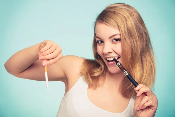 Pretty girl smoking — Stock Photo, Image