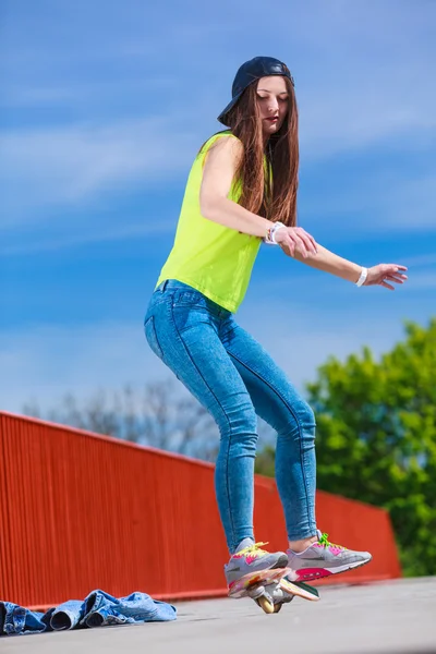 Girl skater riding skateboard — Stock Photo, Image