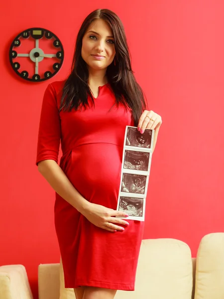 Mujer embarazada vistiendo vestido elegante — Foto de Stock