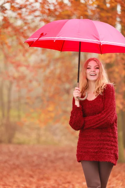 Söt kvinna med paraply avslappnande — Stockfoto