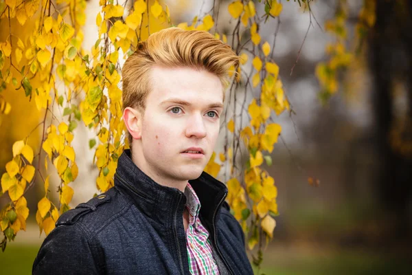 Junger schöner Mann im Freien — Stockfoto