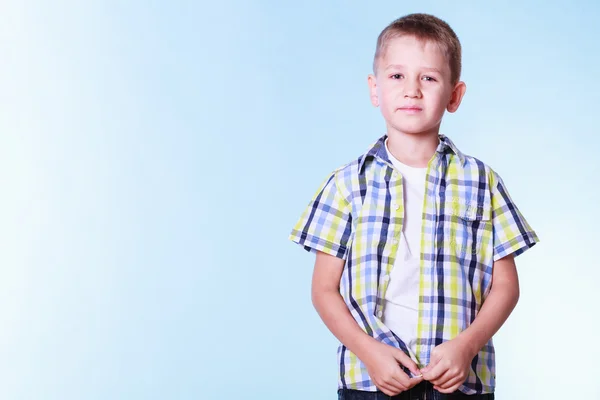 Kleine jongen aankleden proberen nieuwe kleren. — Stockfoto