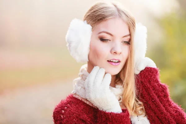 Giovane ragazza in paraorecchie posa — Foto Stock