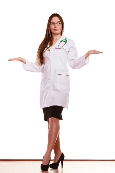 Mujer médico con las manos vacías palmeras copyspace . — Foto de Stock