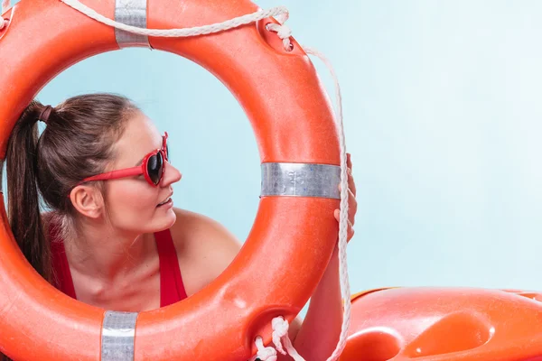 リング ブイ救命浮環を持つ女性 — ストック写真