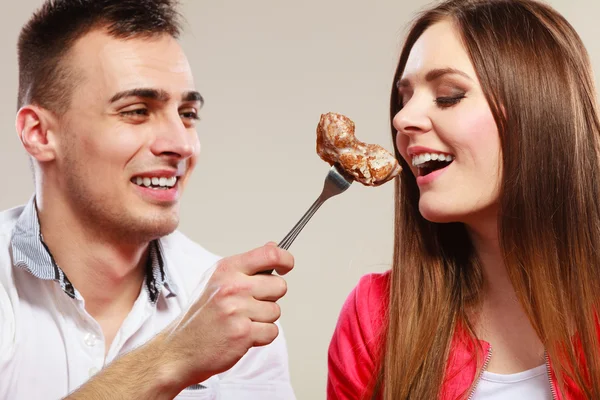Uśmiechnięty mężczyzna karmienia szczęśliwą kobietą z ciastem. — Zdjęcie stockowe