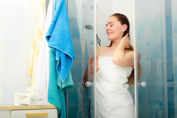 Mädchen duscht in Duschkabine. — Stockfoto