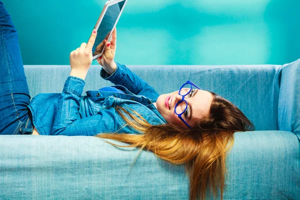 Menina em óculos com tablet relaxante — Fotografia de Stock
