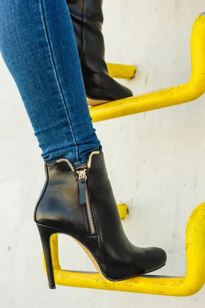 Woman legs in denim pants heels shoes outdoor — Stock Photo, Image