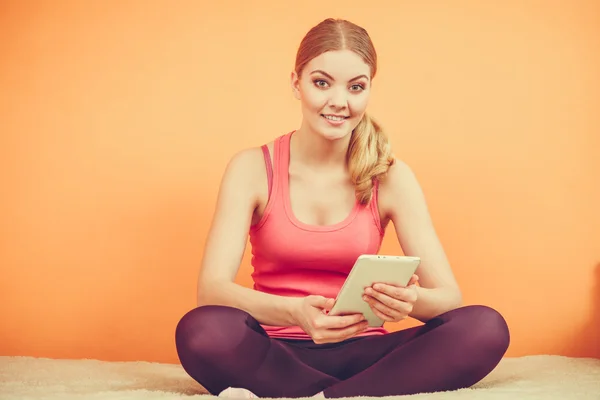 Frau benutzt Computer-Tablet — Stockfoto