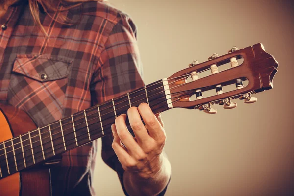 Gitar tutan Musican — Stok fotoğraf