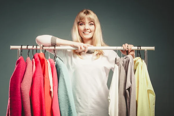 Mujer eligiendo ropa —  Fotos de Stock