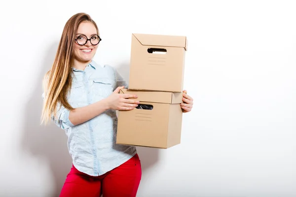 Žena, pohybující se v rámci kartony krabice — Stock fotografie