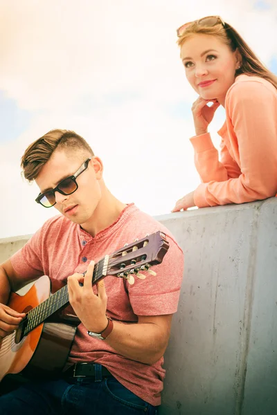 Gelukkige paar met gitaar buiten — Stockfoto