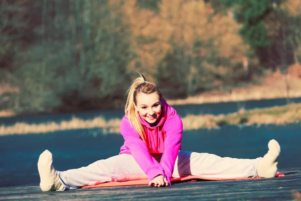 Mädchen trainiert draußen im Park. — Stockfoto