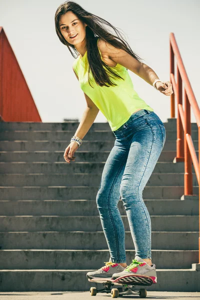 Mädchen auf Treppe mit Skateboard. — Stockfoto