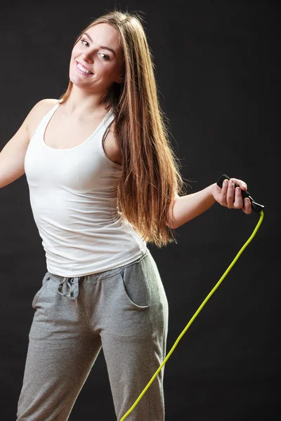 Ajuste mujer con saltar la cuerda — Foto de Stock