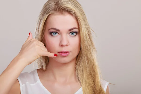 Vrouw maken Bel me gebaar telefoon hand teken. — Stockfoto