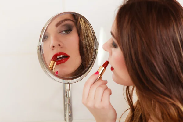 Giovane ragazza che fa il trucco — Foto Stock