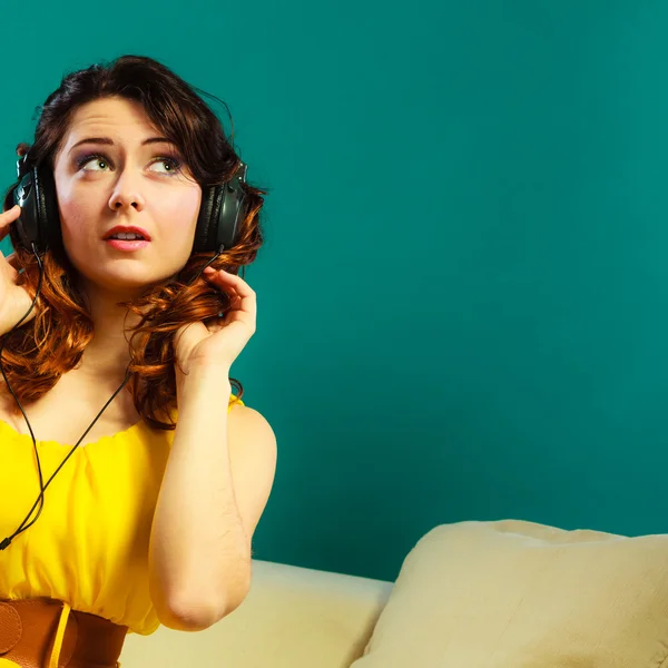 Dívka ve velkých sluchátkách poslech hudba mp3 relaxační — Stock fotografie
