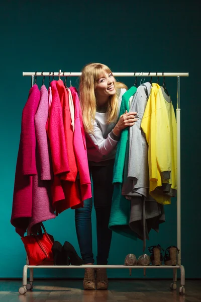 Kvinnan att välja kläder att bära i Galleria eller garderob — Stockfoto